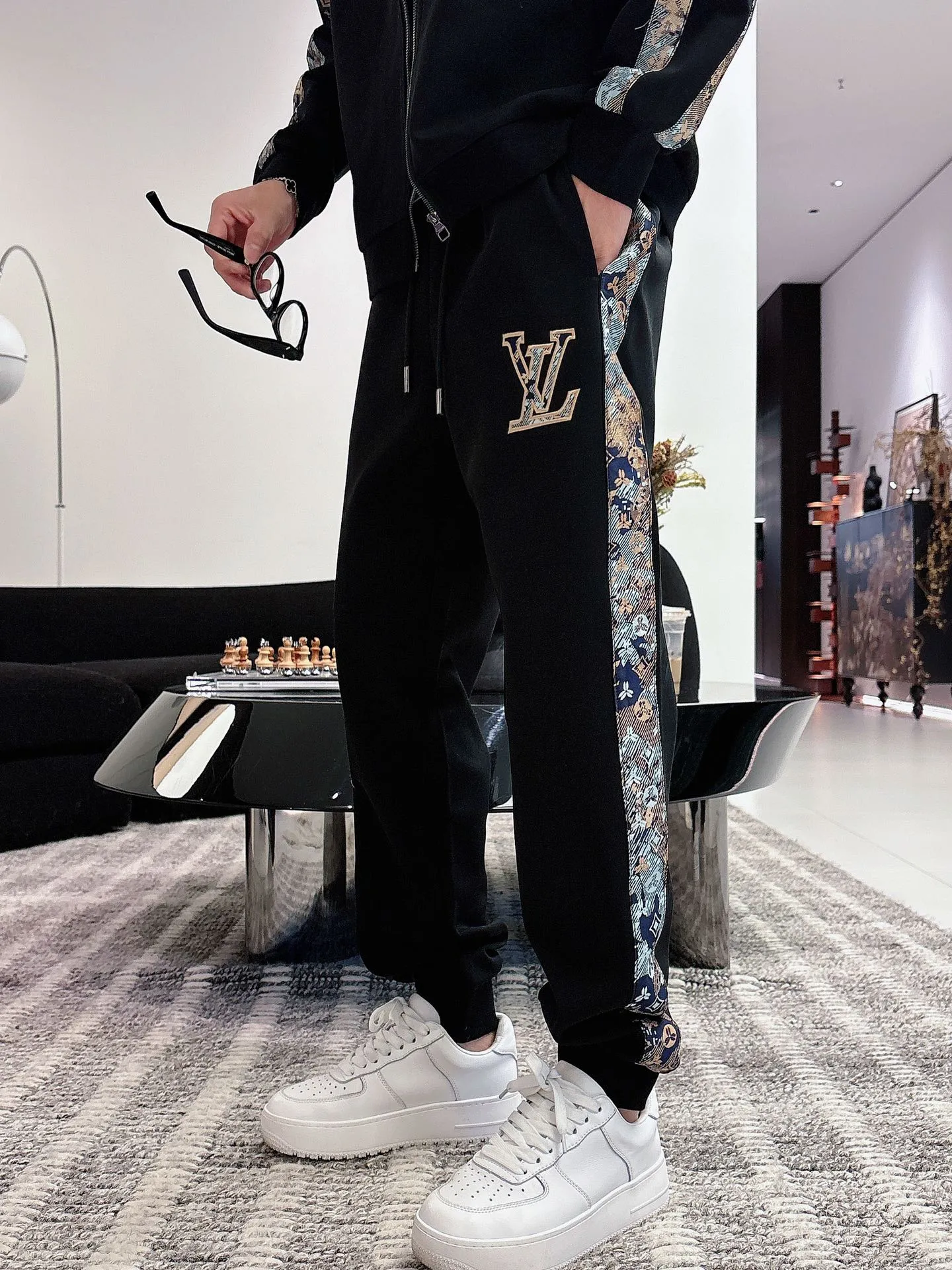 🅿️720 [LV Louis Vuitton] hot-selling suit is coming. Focus on the original version of the official website. 2025 new hot-selling cardigan and sweatshirt suit. The original order is the best. 🇭🇰The meticulous work of top designers. It has a fitting and perfect upper body effect. All-natural high-quality Tencel Roman cotton 100%, close-fitting comfort, noble and elegant! Original hardware embodies elegance and nobility! Counter size: M-3XL (maximum wear up to 190 pounds)